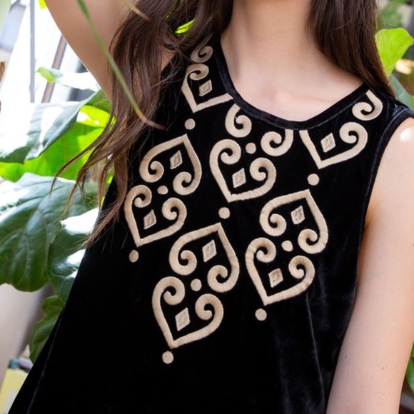 NWT Black Embroidered Velvet Sleeveless Top - Picture 6 of 6